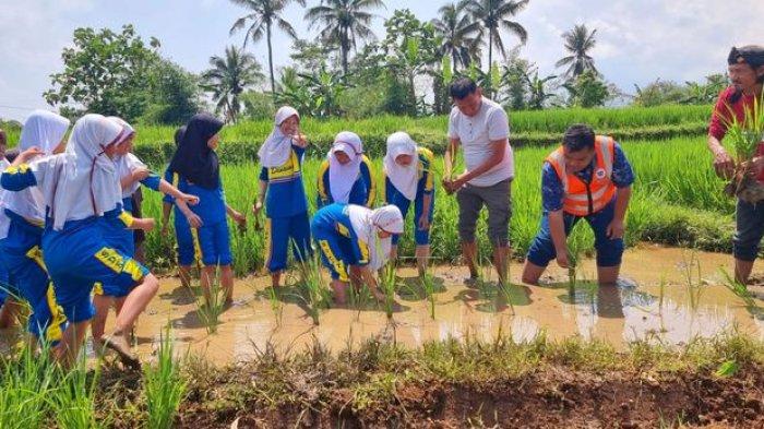 Belajar Sambil Bertani: Sekolah di Uganda yang Jadikan Alam Sebagai Ruang Kelas