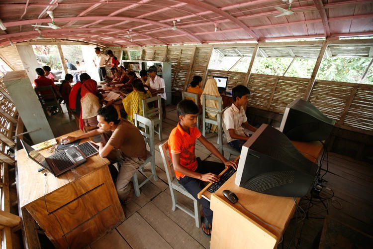 Universitas Terapung di Bangladesh: Solusi Belajar saat Banjir Melanda