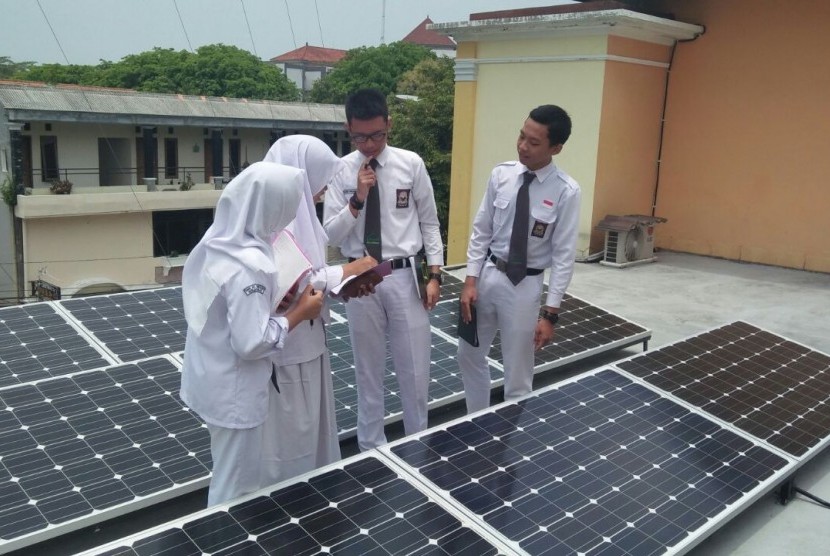 Sekolah Teknologi Hijau: Anak Belajar Energi Surya dan Angin